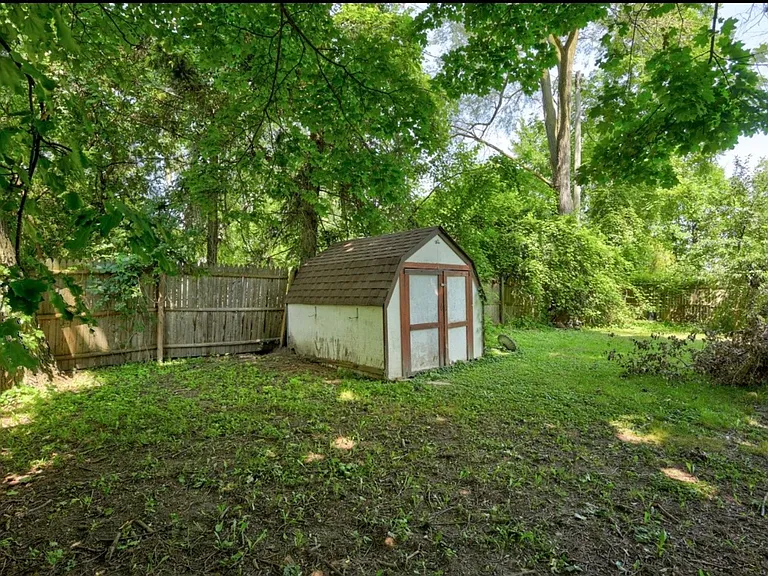 1821 Benjamin St — Photo 11