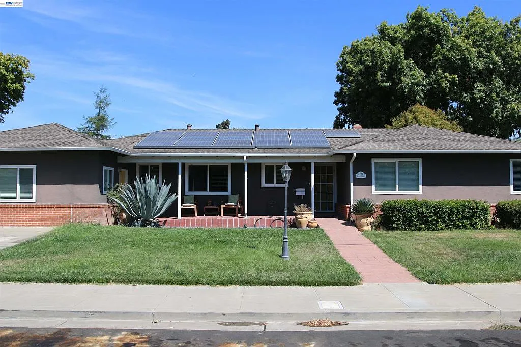 4 bed, 2.0 bath, 2200 sqft, $4,999 — Photo 2