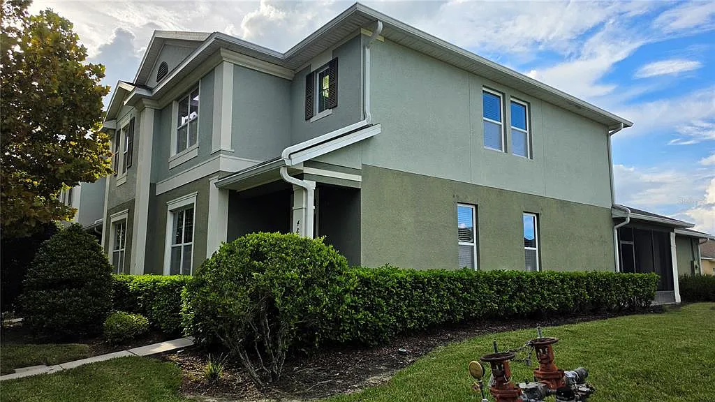 4 bed, 2.5 bath, 2070 sqft, $2,400 — Photo 3