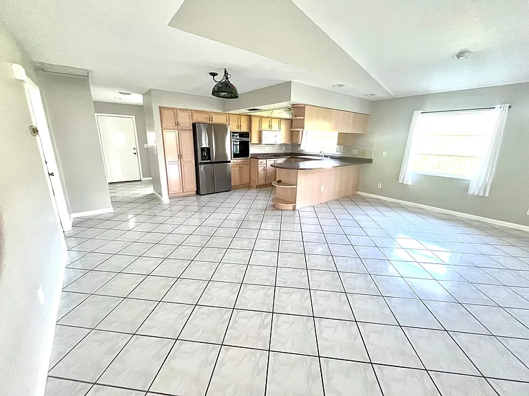 1385 Illinois Dr — Photo 11