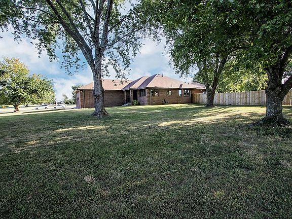 5th image of 1002 S Hunt Road