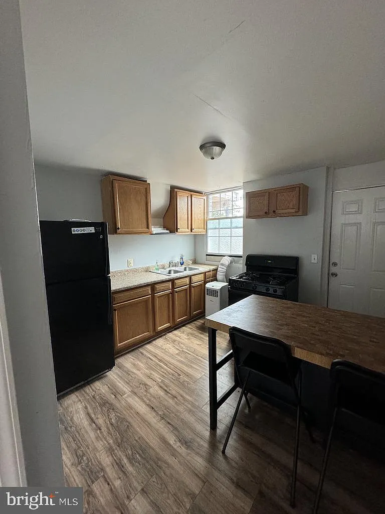 2 bed, 1.0 bath, 672 sqft, $1,599 — Photo 3