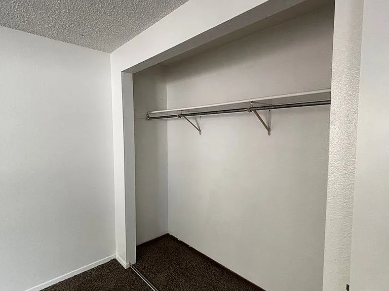 423 E Dunn St — Photo 8
