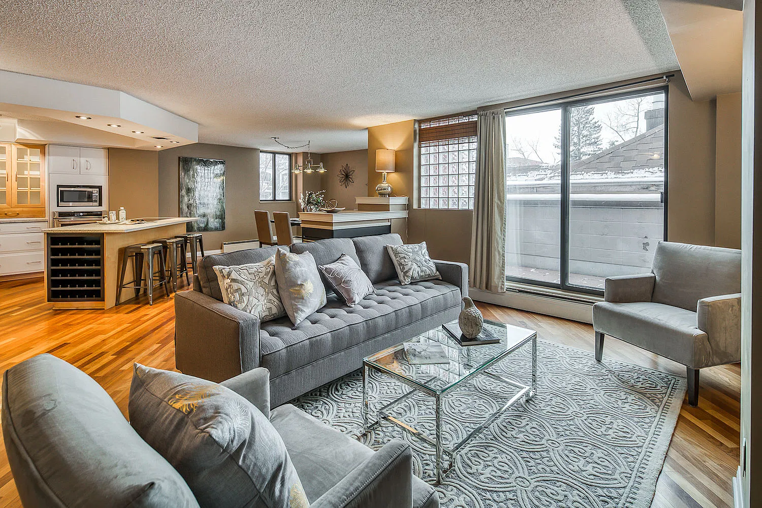 2 Storey Spacious — Photo 3