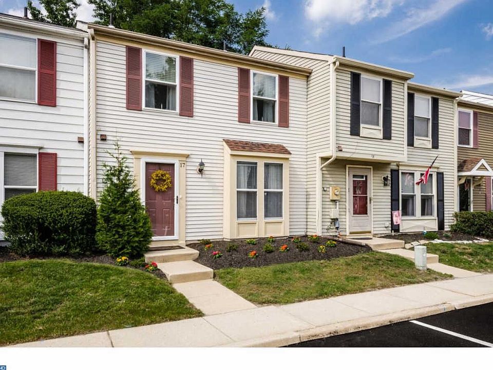 1st image of 17 Waterview Ct