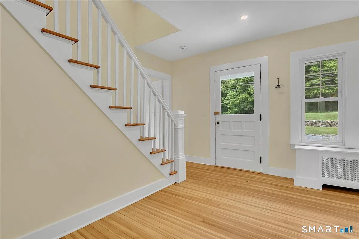 4 bed, 2.5 bath, 2501 sqft, $4,200 — Photo 4