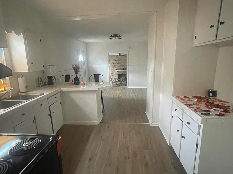 2157 Ludlow Ave — Photo 2
