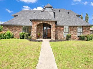 900 Breckenridge Dr, Desoto, TX 75115
