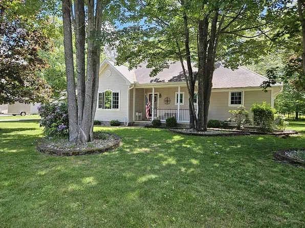 43 Sandy Ln, Gladstone, MI 49837