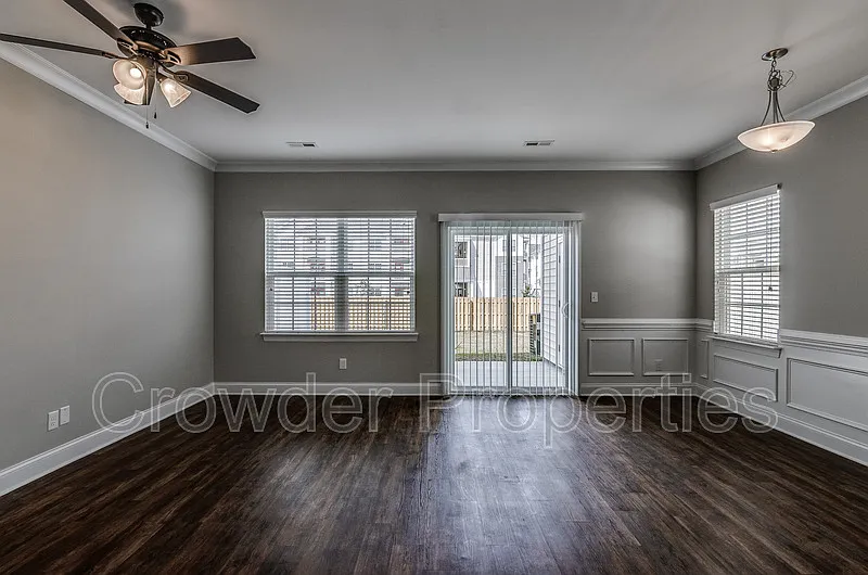 3 bed, 2.5 bath, 1513 sqft, $1,800 — Photo 2