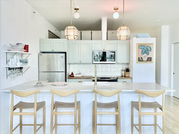 2717 Western Ave, Seattle, WA