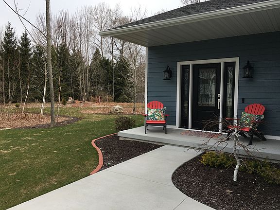 Nature area to the west