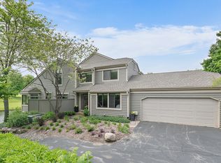 501 White Oak Ln, Lake Barrington, IL 60010