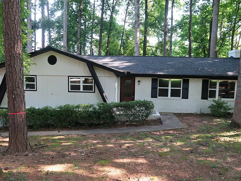 200 Stockwood Dr — Photo 1