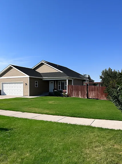 902 Powers Blvd — Photo 1