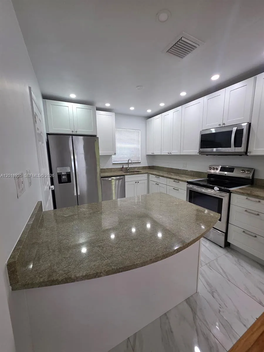 Building Photo - 1611 Coral Gate Dr