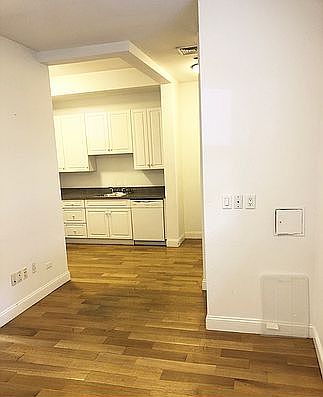 4th image of 1055 Park Ave #G