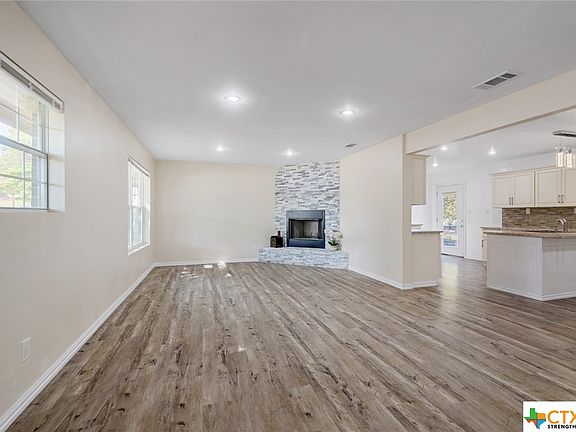 4th image of 908 Sherry Ln