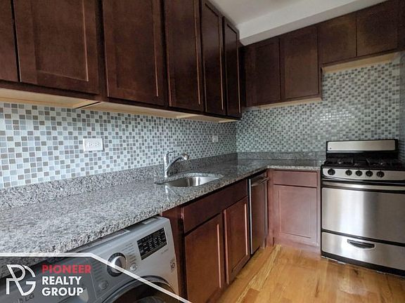 2nd image of 550 W Arlington Pl #550504