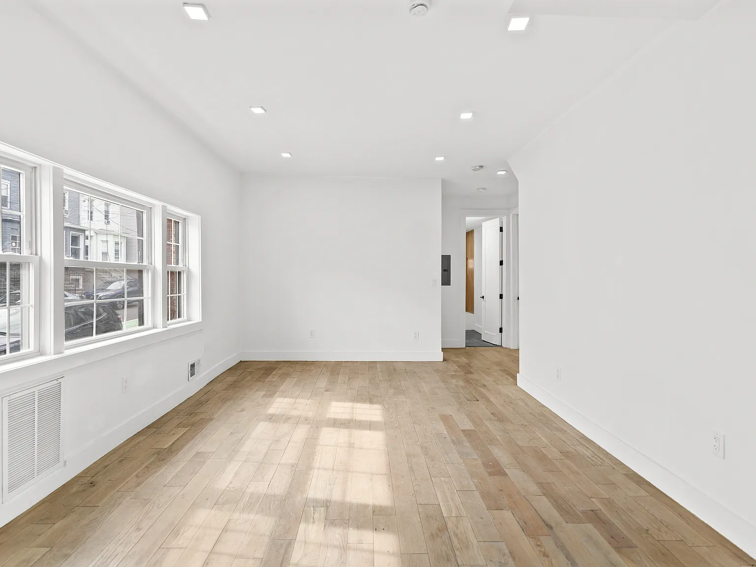 3 bed, 1200 sqft, $3,495 — Photo 4