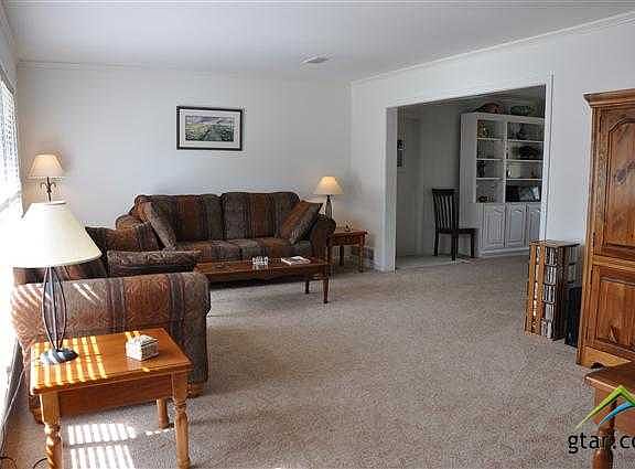 3rd image of 812 Circle Dr