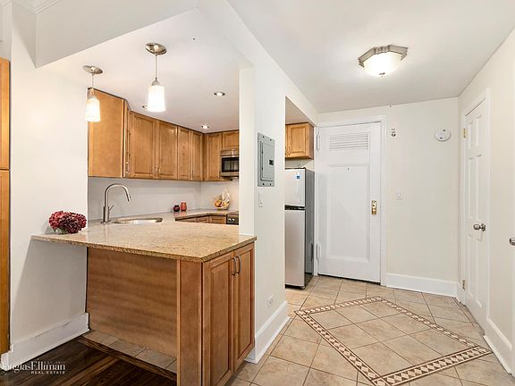 4th image of 312 E 42nd St #216