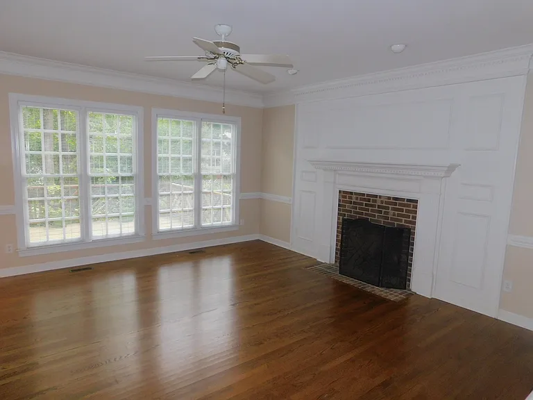 106 Southbank Dr — Photo 2