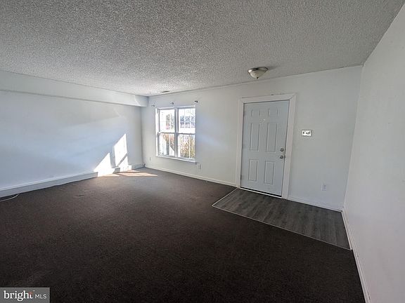 4th image of 136 Colonial Square Dr