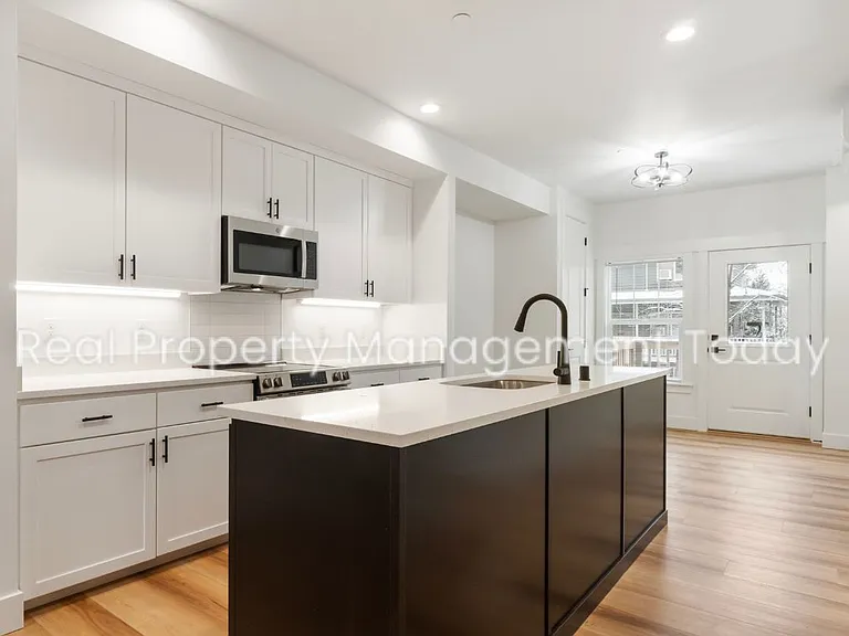 300 Larson St W — Photo 9