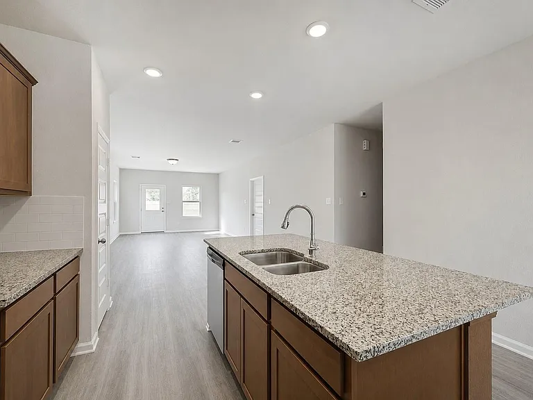 1913 N Riverside Cir — Photo 7