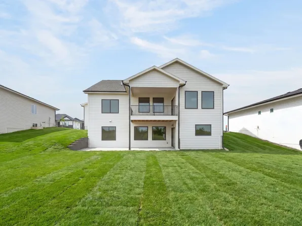 16408 N Valley Dr, Urbandale, IA 50323
