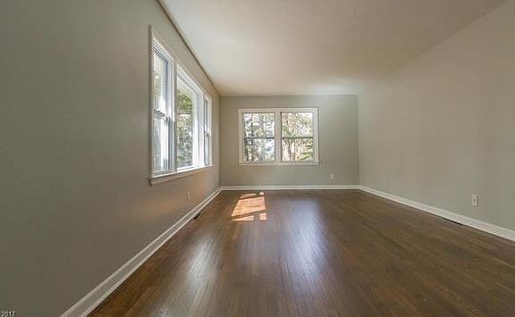 2nd image of 1910 Oxford Dr