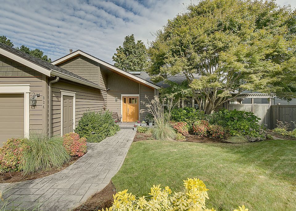 1st image of 824 9th Ave S