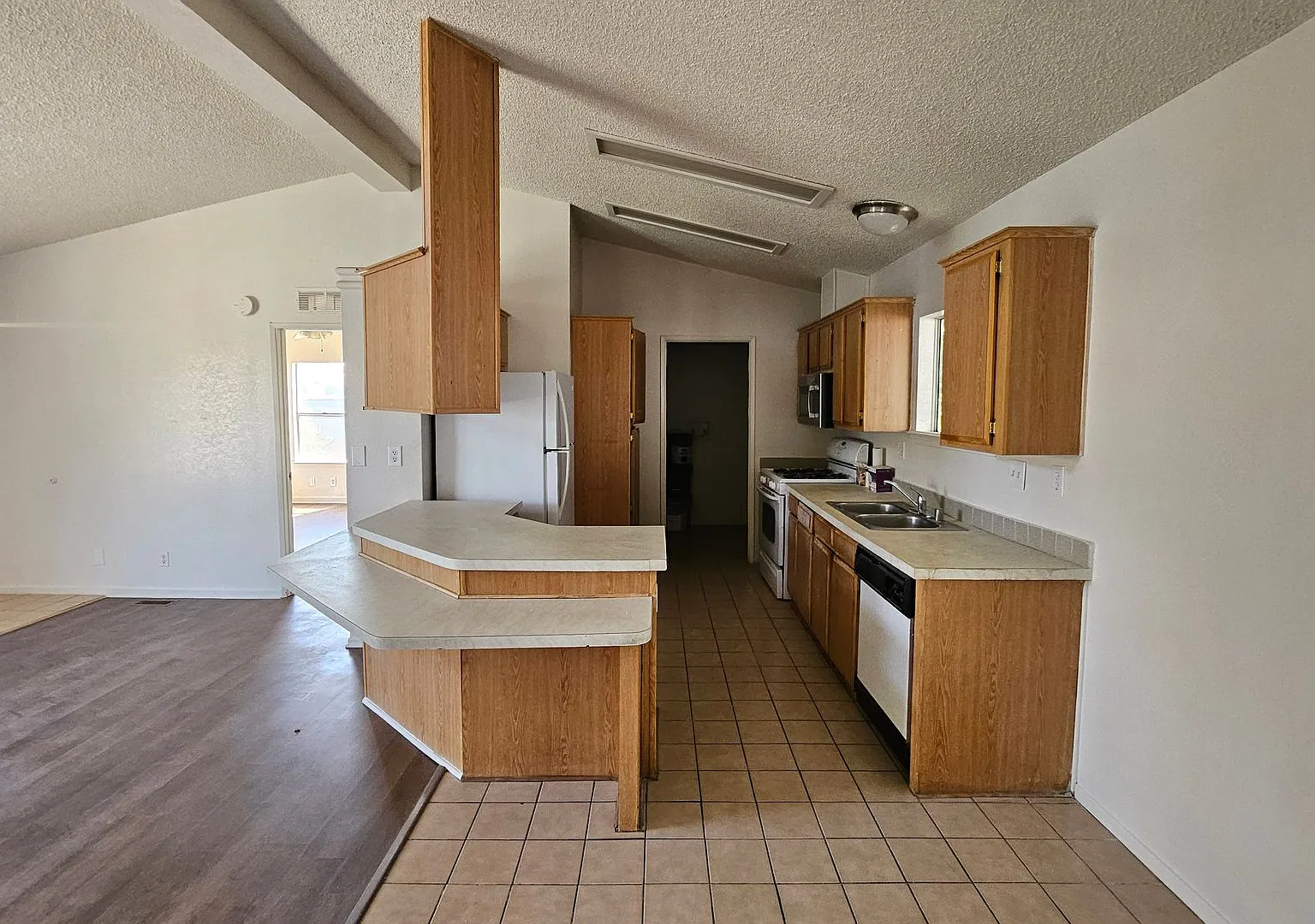Spacious 3-Bedroom, 2-Bath Mobile Home in California City Comfortable Living with Great Community... — Photo 4