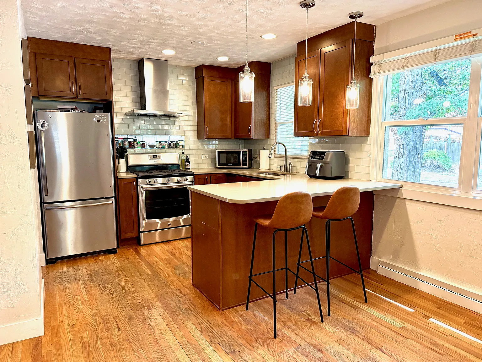 2 bed, 948 sqft, $3,900 — Photo 1