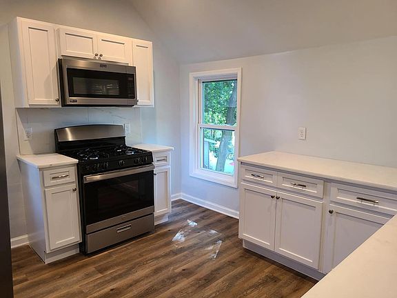 3rd image of 113 Norman St Floor 2