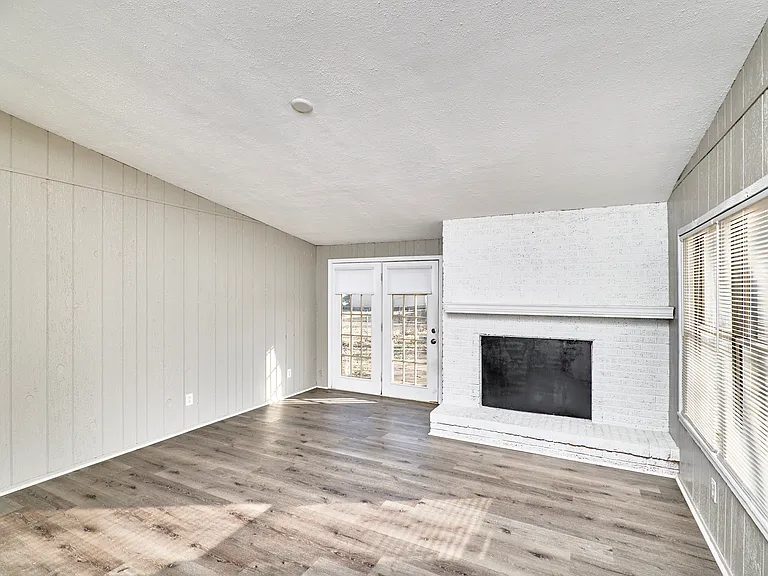495 Versailles Dr — Photo 10