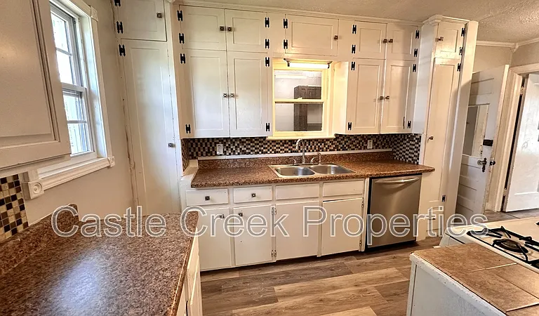 714 W Hurd St — Photo 3