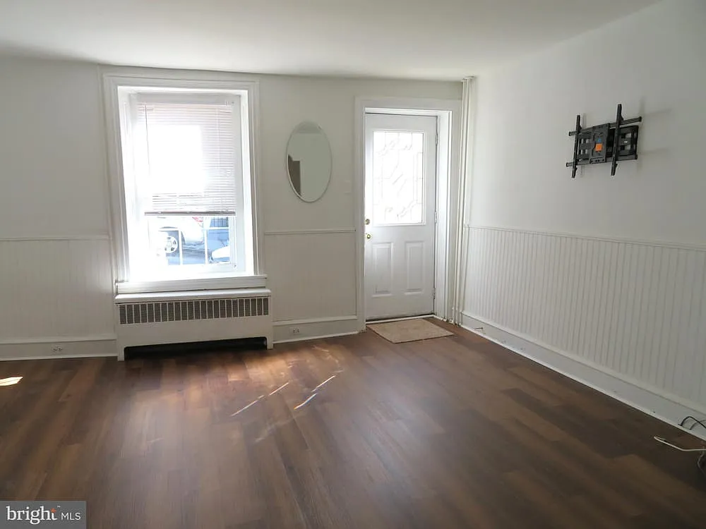3 bed, 1300 sqft, $2,200 — Photo 3