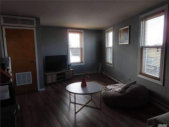 4th image of 33 Deer Park Ave APT 3C