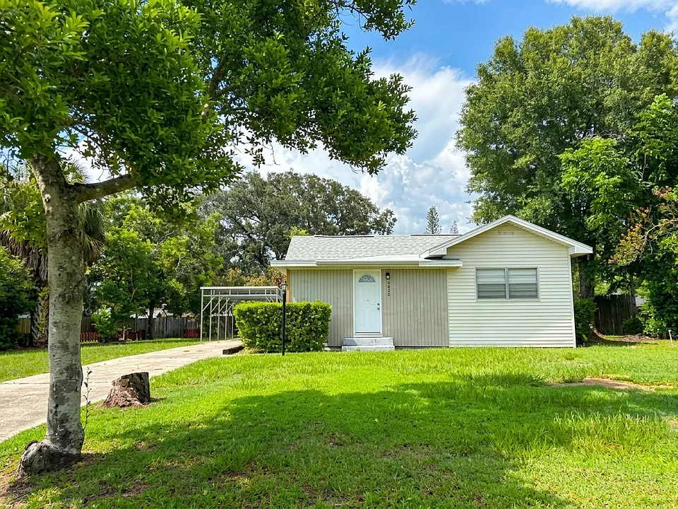 320 W Bullard Ave