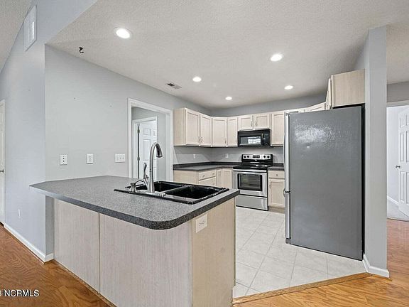 5th image of 195 Adams Cir