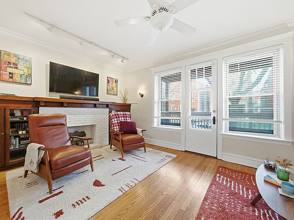 3rd image of 1539 W Addison St