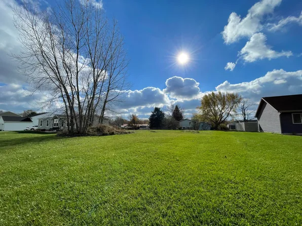 591 Twin Hills Dr, Watervliet, MI 49098