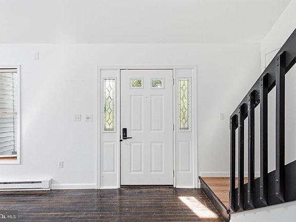 3rd image of 1076 Lancaster Dr
