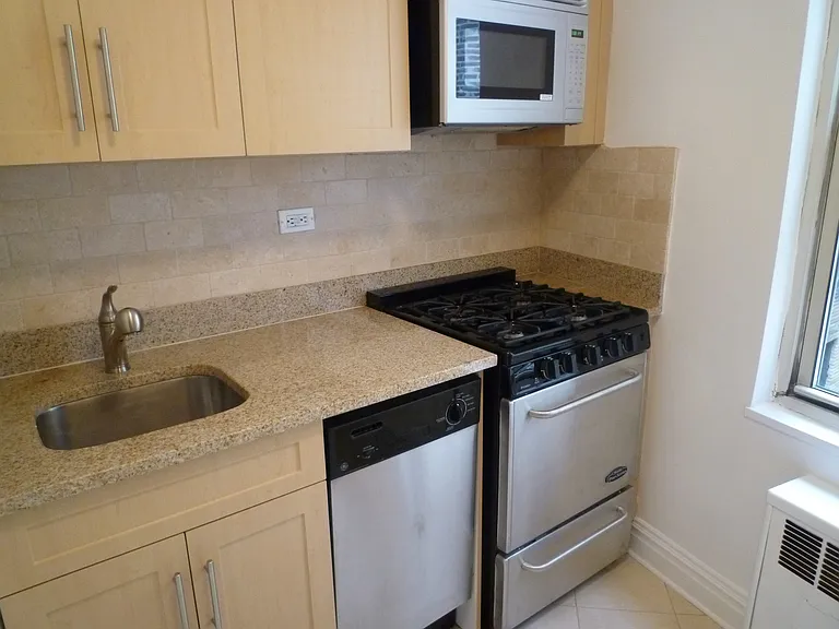 210 W 89th St #12D — Photo 4