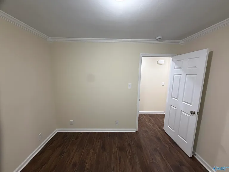 821 Moulton St E — Photo 15