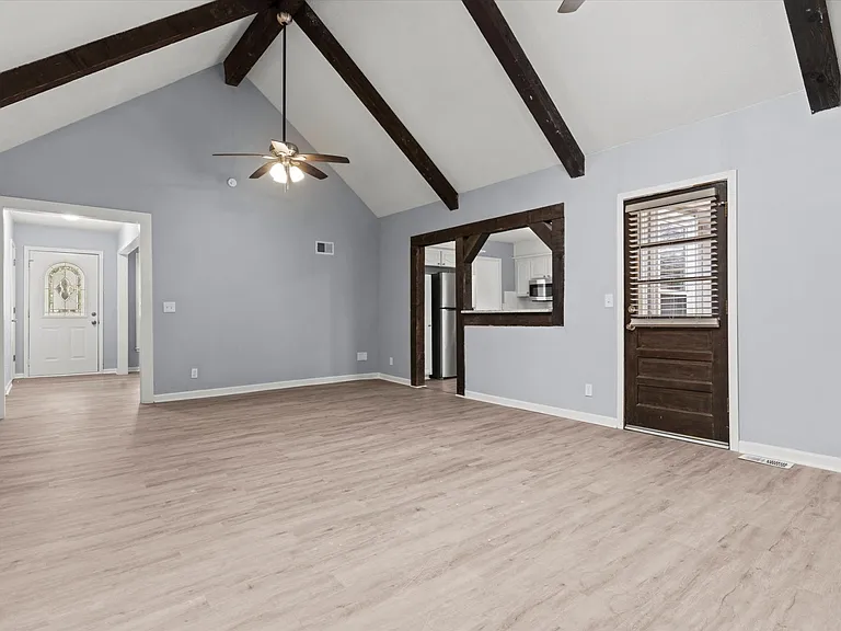14501 S Village Dr — Photo 2