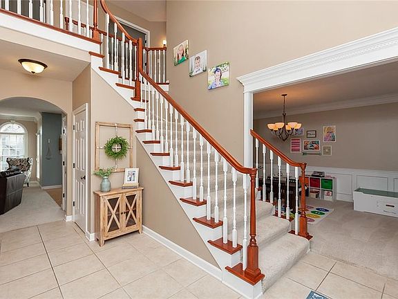 2nd image of 127 SW Stonegate Dr