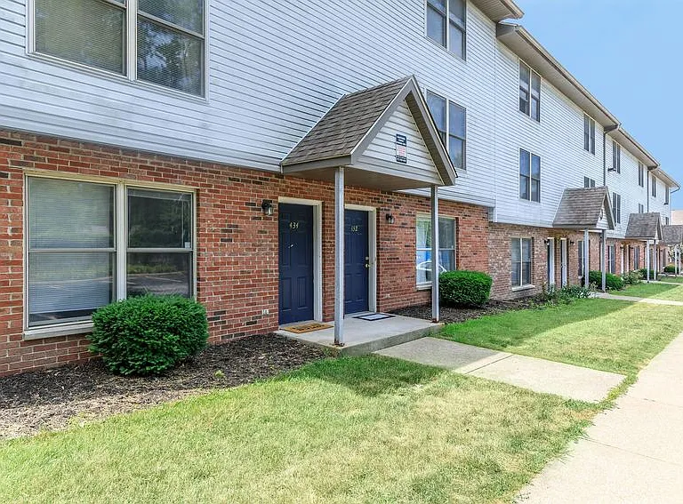 Regency Court Apartments — Photo 2